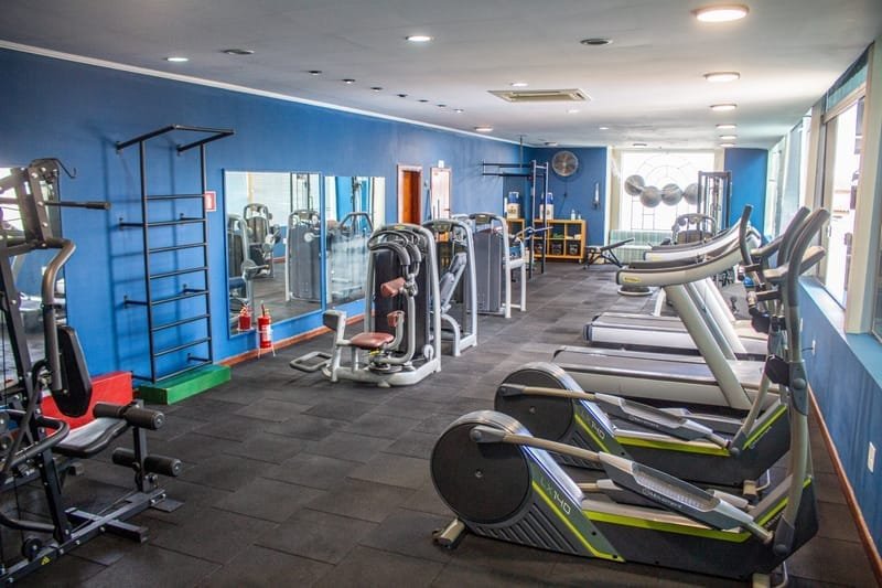 Academia com equipamentos
