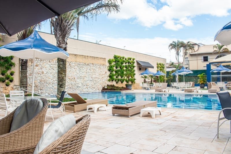 Piscina com área de descanso