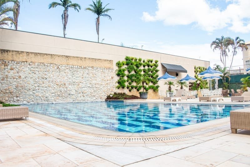 Piscina externa integrada ao verde