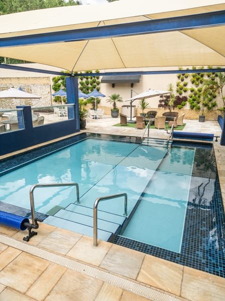 Área da piscina com vista para o bosque