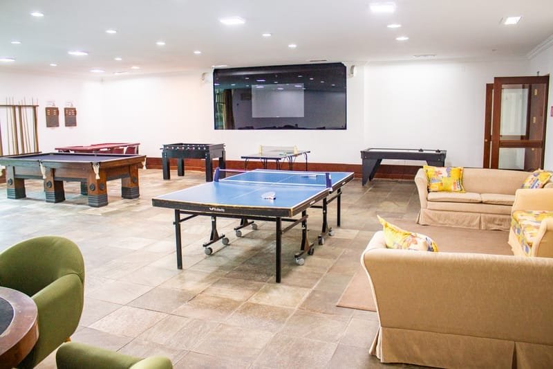 Salão de jogos amplo