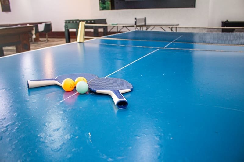 Salão com mesa de jogos