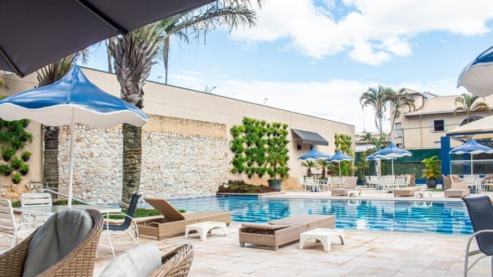 Piscina do hotel com área de descanso