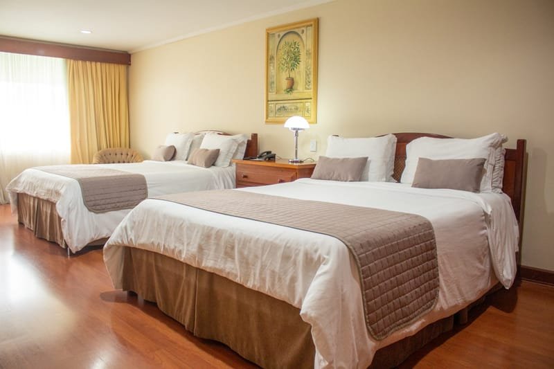 Suíte Luxo com vista para a piscina ou bosque.