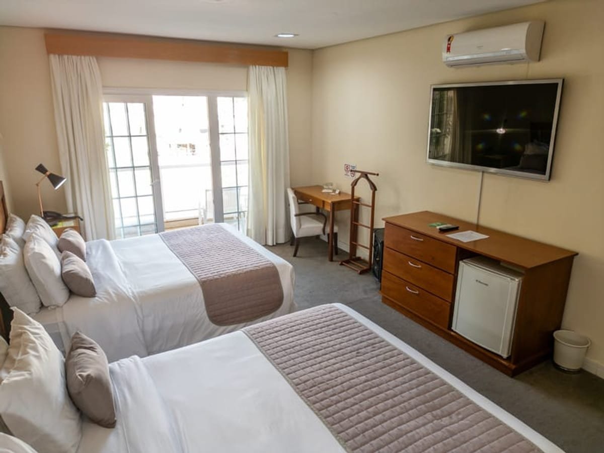 Suíte Master com sacada e vista para a piscina